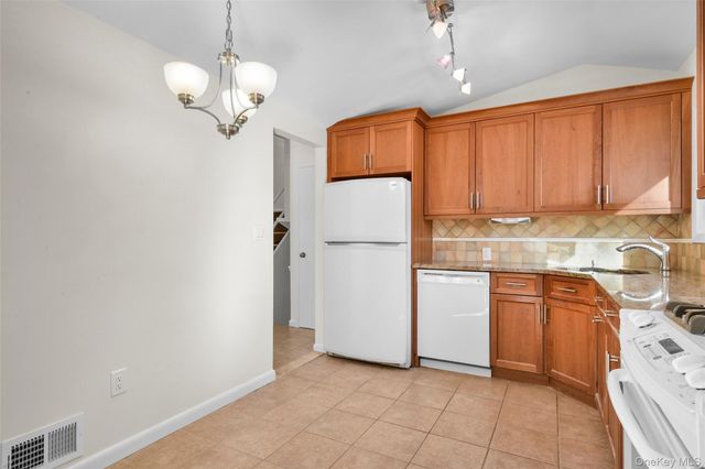 25 Wood Hollow Lane, New Rochelle, NY 10804