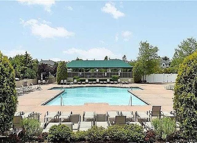 1053 Savoy Drive, Melville, NY 11747