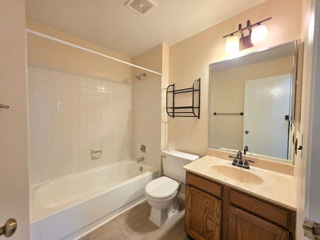 205 Auburn Court 205, St. Charles, IL 60174