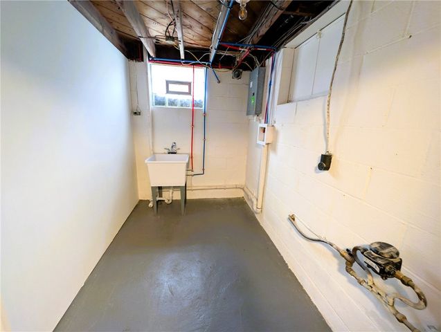 807 Western Ave, Jeannette, PA 15644