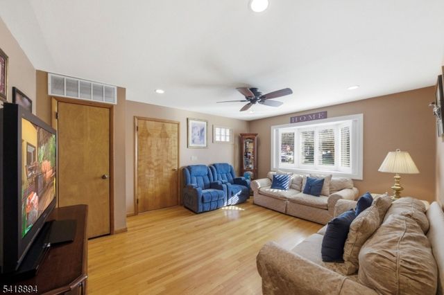 24 Maple Ave, Waldwick Boro, NJ 07463