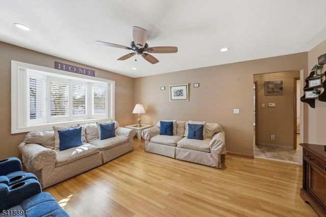 24 Maple Ave, Waldwick Boro, NJ 07463