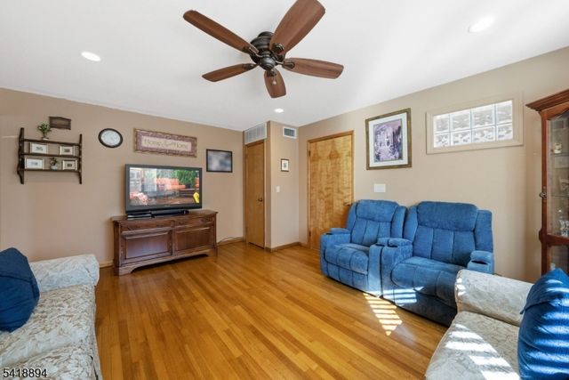 24 Maple Ave, Waldwick Boro, NJ 07463