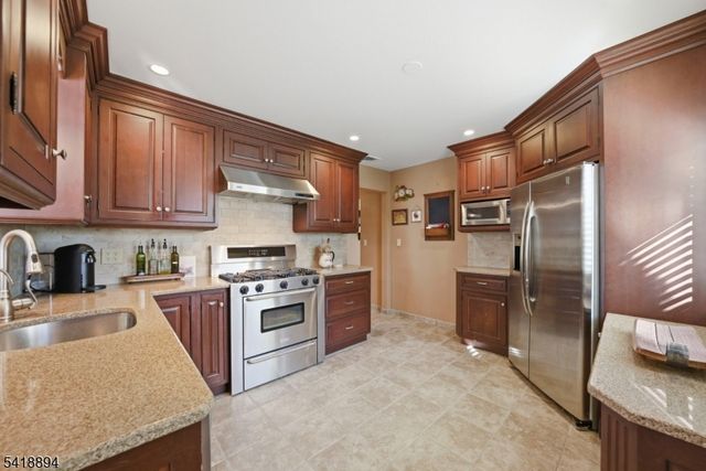 24 Maple Ave, Waldwick Boro, NJ 07463