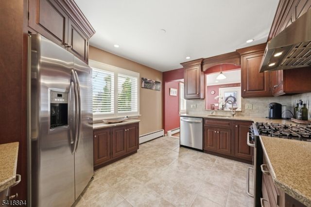 24 Maple Ave, Waldwick Boro, NJ 07463