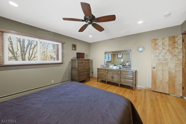 24 Maple Ave, Waldwick Boro, NJ 07463