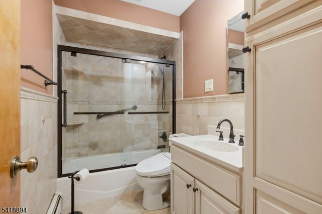 24 Maple Ave, Waldwick Boro, NJ 07463