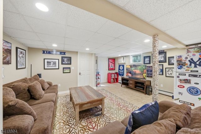 24 Maple Ave, Waldwick Boro, NJ 07463