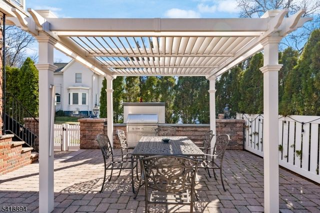 24 Maple Ave, Waldwick Boro, NJ 07463
