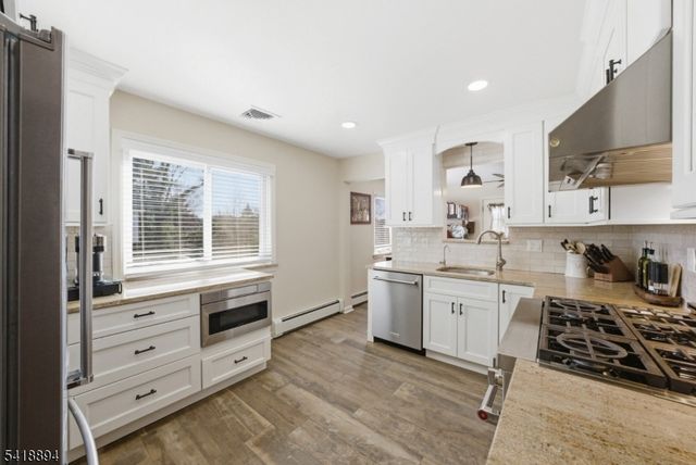 24 Maple Ave, Waldwick Boro, NJ 07463