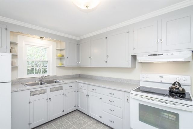 4 Crescent St, Natick, MA 01760
