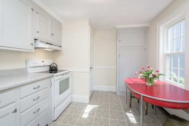 4 Crescent St, Natick, MA 01760