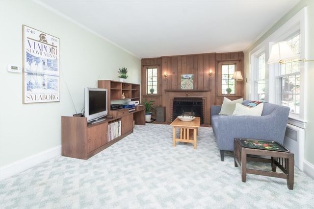 4 Crescent St, Natick, MA 01760