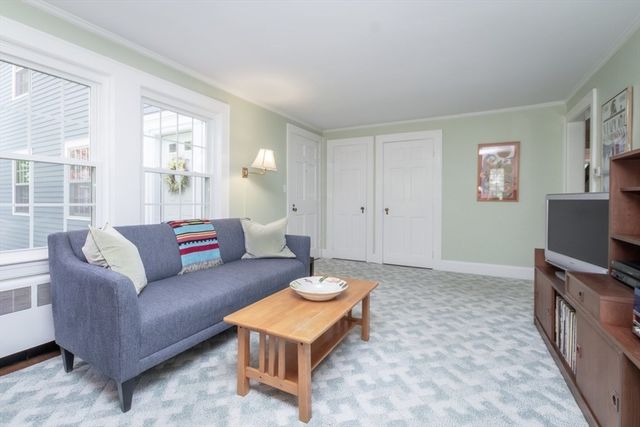 4 Crescent St, Natick, MA 01760
