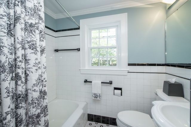 4 Crescent St, Natick, MA 01760