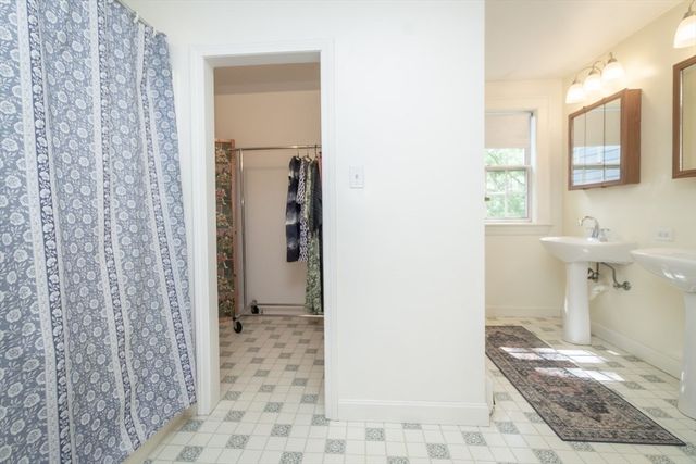 4 Crescent St, Natick, MA 01760