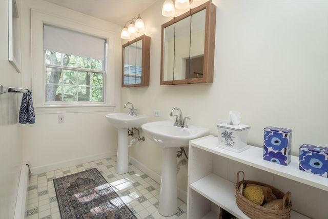 4 Crescent St, Natick, MA 01760