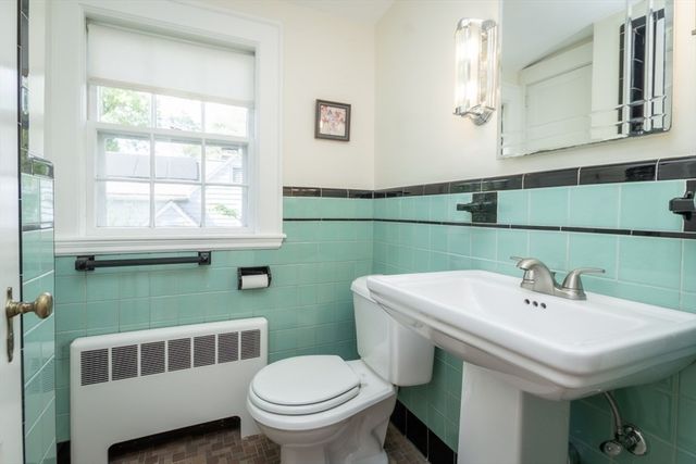 4 Crescent St, Natick, MA 01760