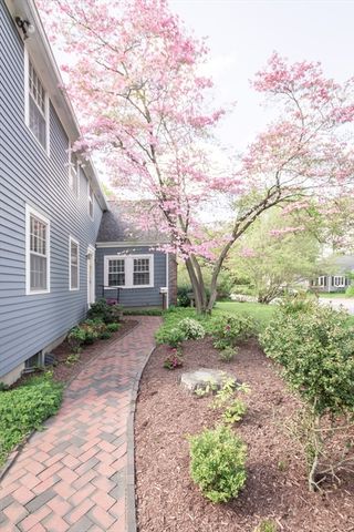 4 Crescent St, Natick, MA 01760