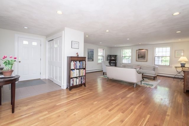 4 Crescent St, Natick, MA 01760