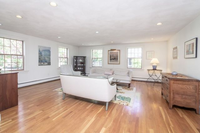 4 Crescent St, Natick, MA 01760