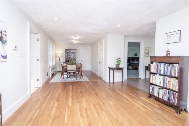 4 Crescent St, Natick, MA 01760