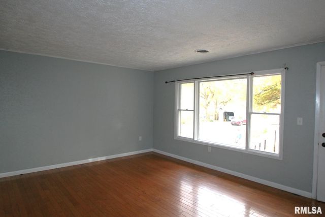 204 E 4TH Street, Mackinaw, IL 61755