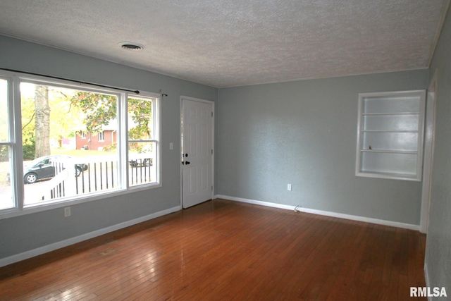 204 E 4TH Street, Mackinaw, IL 61755