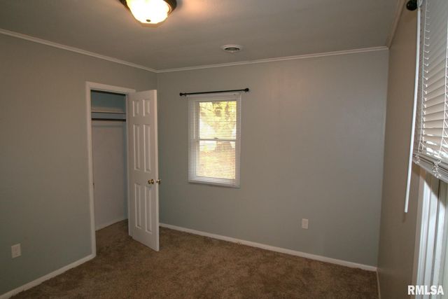 204 E 4TH Street, Mackinaw, IL 61755