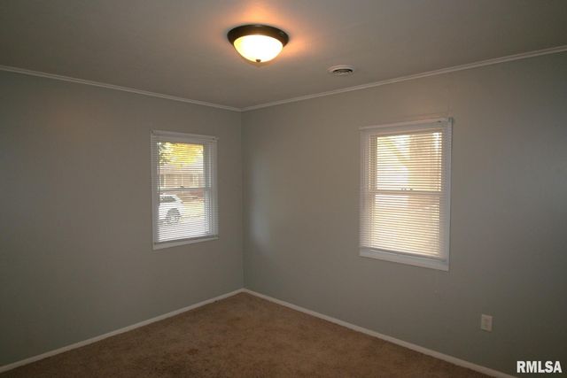 204 E 4TH Street, Mackinaw, IL 61755