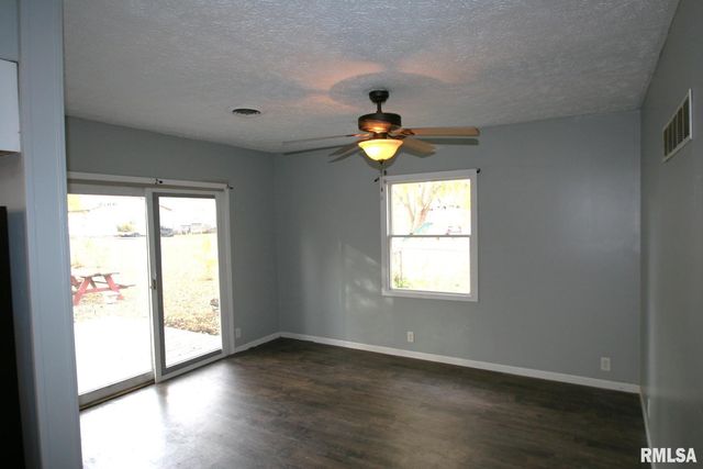 204 E 4TH Street, Mackinaw, IL 61755