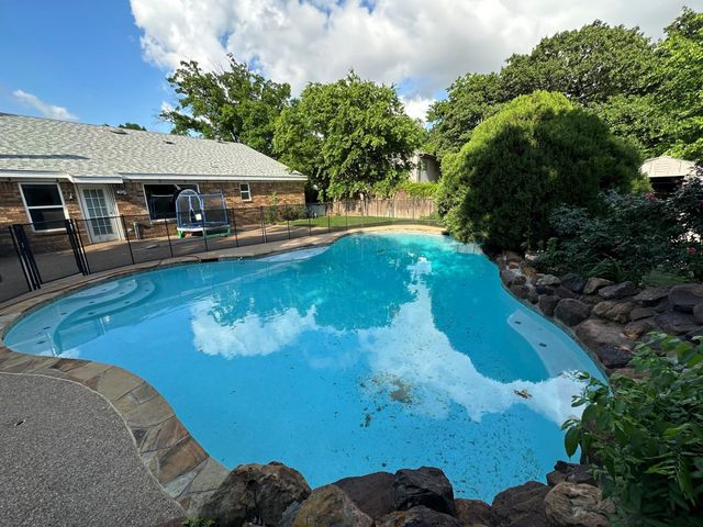 927 S Riverside Drive, Grapevine, TX 76051