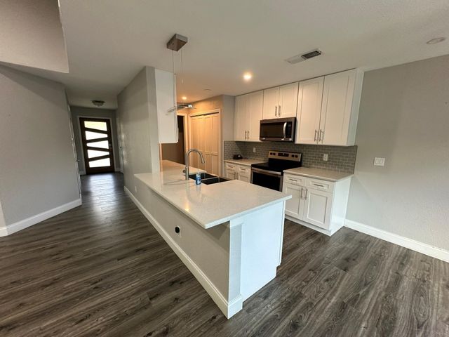 927 S Riverside Drive, Grapevine, TX 76051