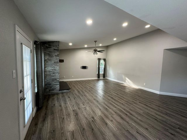 927 S Riverside Drive, Grapevine, TX 76051