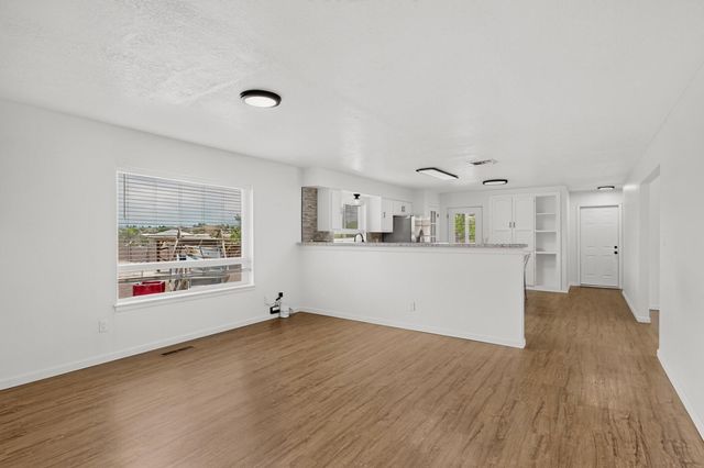 135 Tarpon Avenue SE, Rio Rancho, NM 87124