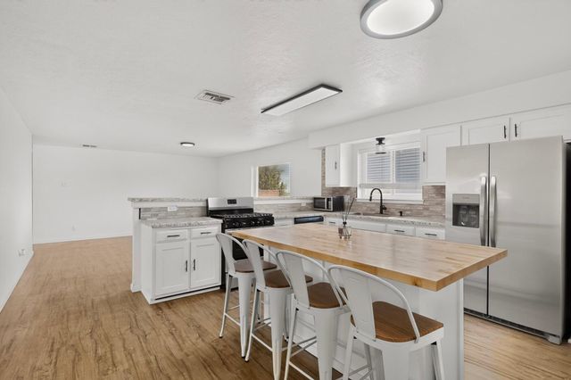 135 Tarpon Avenue SE, Rio Rancho, NM 87124