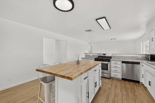 135 Tarpon Avenue SE, Rio Rancho, NM 87124