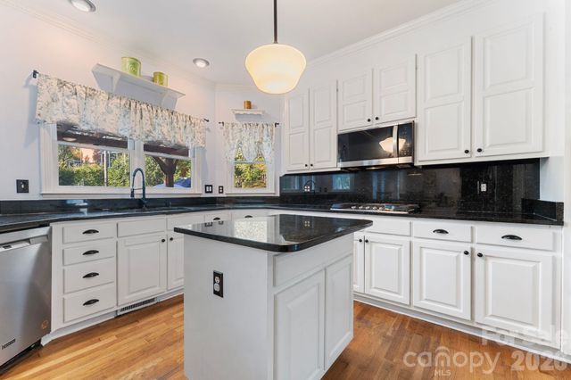 1006 Chelsea Place, Matthews, NC 28105