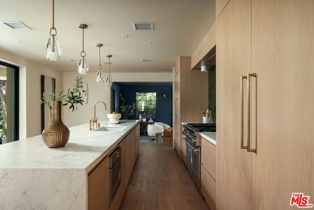 15430 Valley Vista Boulevard, Los Angeles, CA 91403