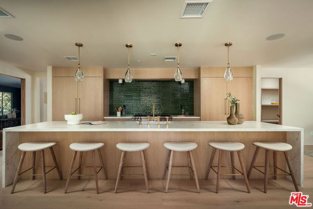 15430 Valley Vista Boulevard, Los Angeles, CA 91403