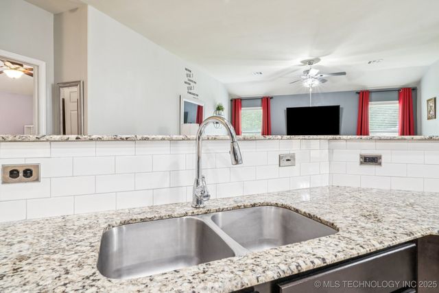 8725 E 126th Place S, Bixby, OK 74008