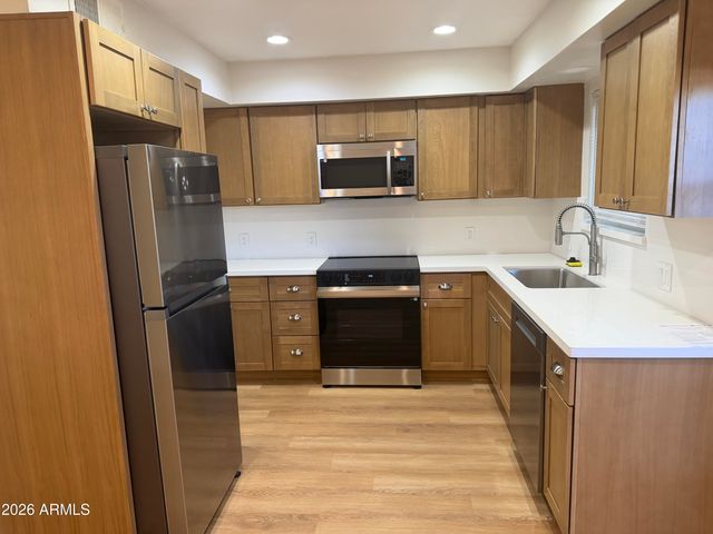 601 E PALO VERDE Drive 27, Phoenix, AZ 85012