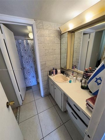 1950 W 56th St 2309D, Hialeah, FL 33012