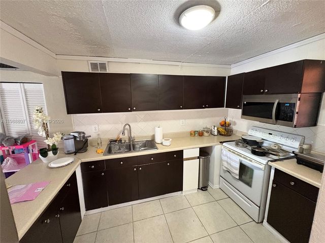 1950 W 56th St 2309D, Hialeah, FL 33012
