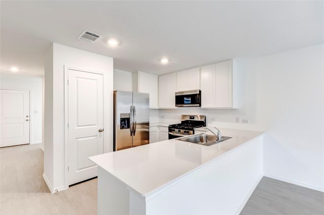 611 Whoopers LOOP, Uhland, TX 78640