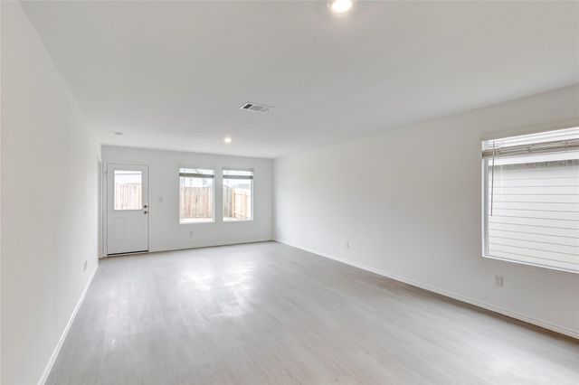 611 Whoopers LOOP, Uhland, TX 78640