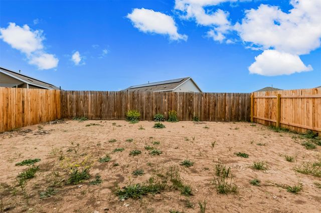 611 Whoopers LOOP, Uhland, TX 78640
