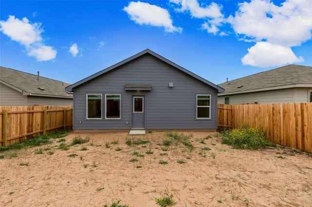 611 Whoopers LOOP, Uhland, TX 78640