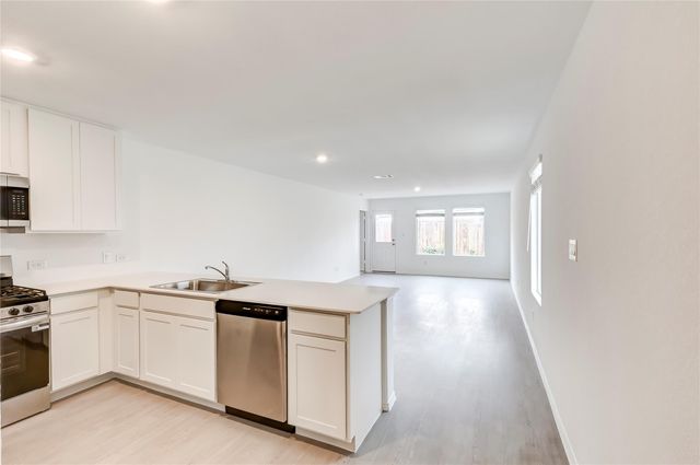 611 Whoopers LOOP, Uhland, TX 78640