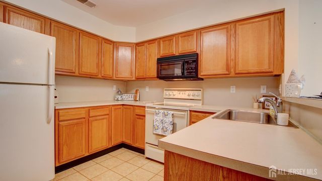 20 Abraham Lincoln Court, Monroe, NJ 08831